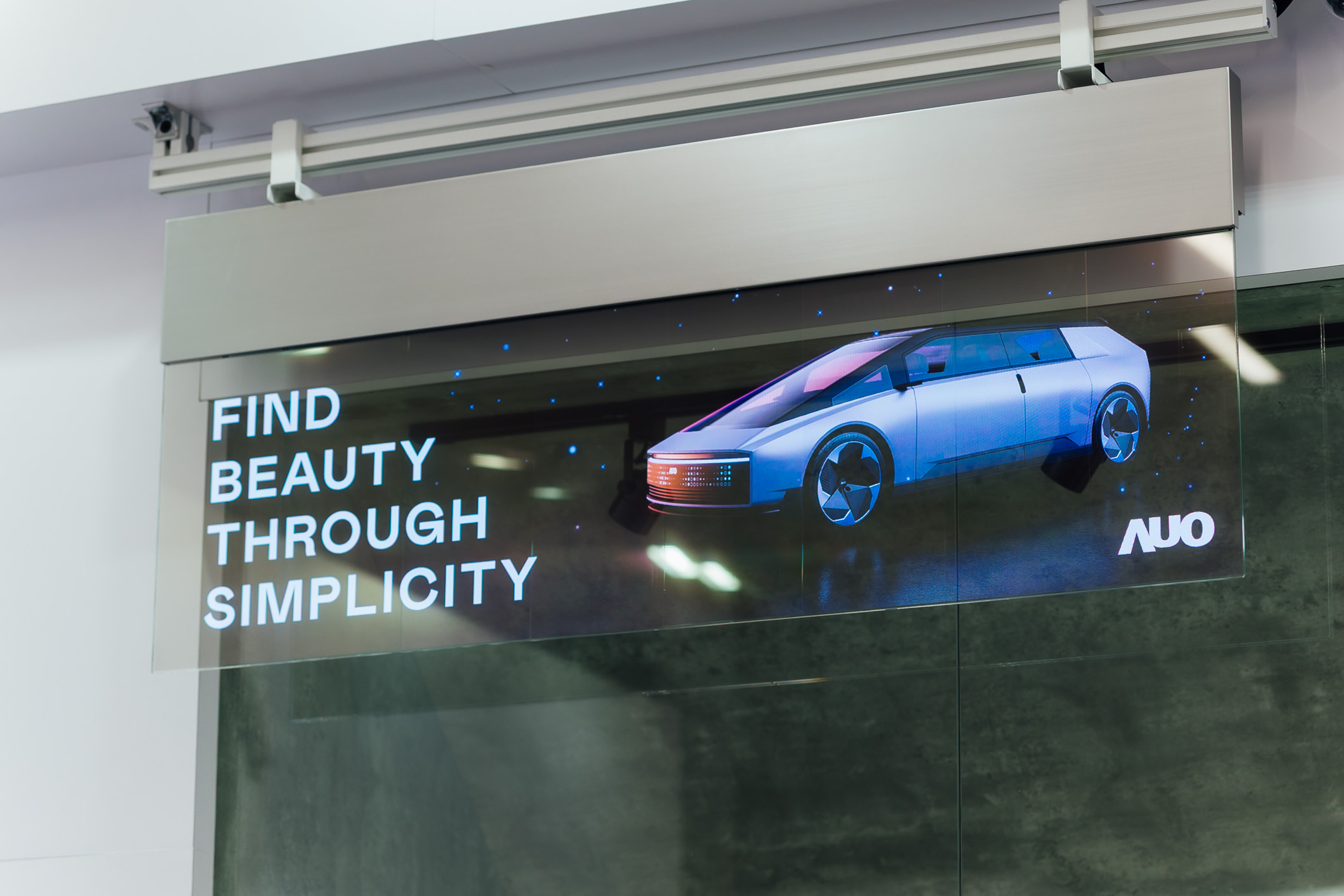 �߂������͸���е�54��͸��Micro LED�ǻۏV���ƣ��ɟo��ƴ�Ӳ�ͬ�ߴ磬�I�����߿Ƽ����c���W(xu��)�ĳ���ʽ�Շ����m������Ş����չ�ݿ��g�ȶ�Ԫ��(ch��ng)����