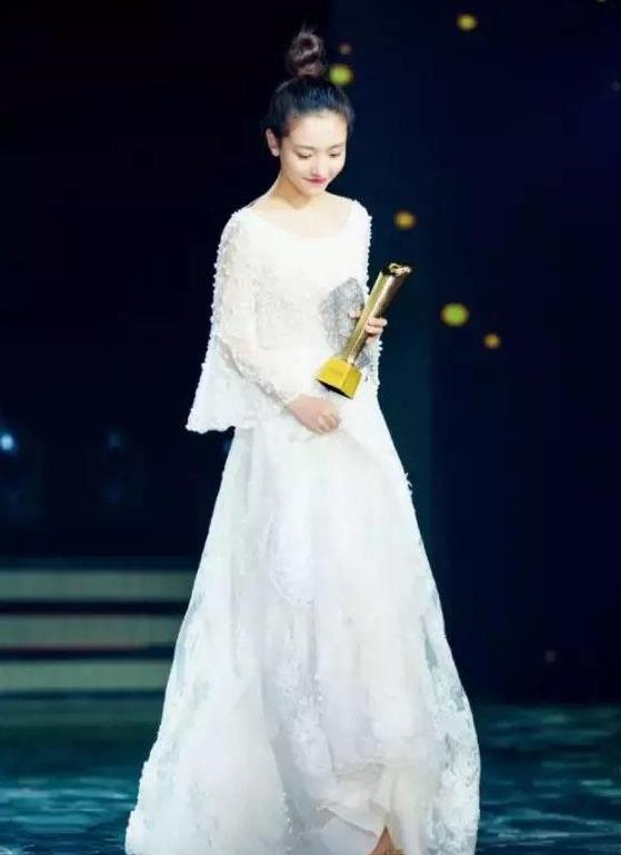 她是武大最美校花,跑龍?zhí)锥嗄?終憑反面角色走紅